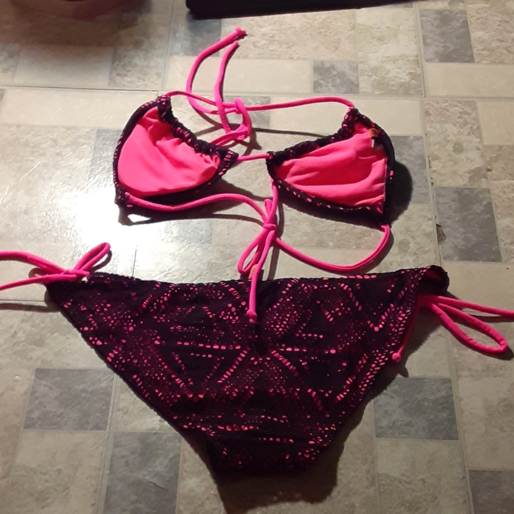 Bikini - Picture 2 of 3